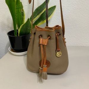 💕👜 DOONEY & BOURKE Vintage Tan Small D rawstring Crossbody Bag